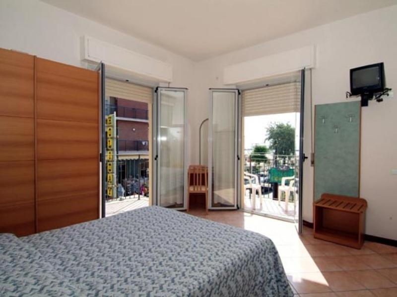 Hotel Holiday Beach Viserbella di Rimini Zimmer foto